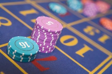 Live dealer at Match Winner table with cards displayed